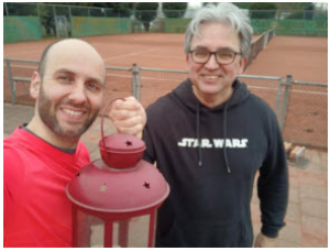 Foto: Jaap Dobma is blij en trots dan hij de rode lantaarn mag overdragen aan Stefan Reijnders 